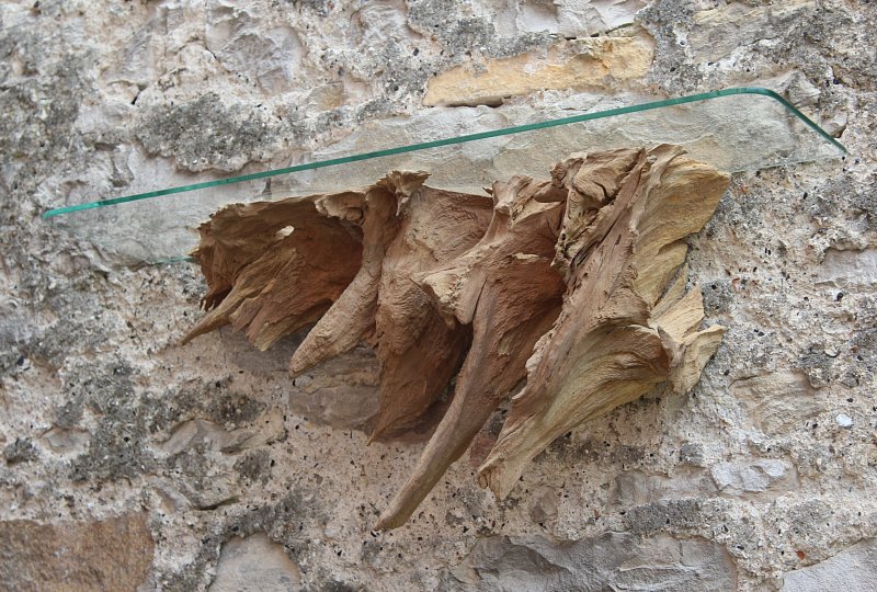 Wandregal mit Glasboden