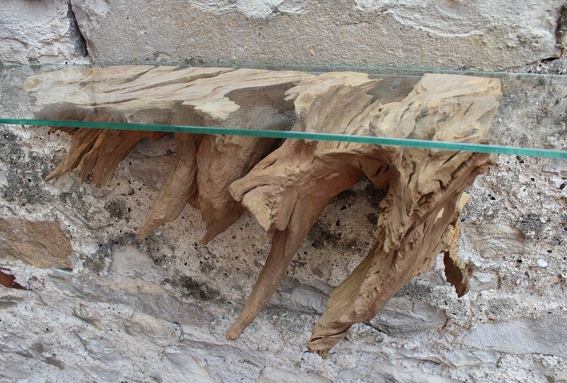 Wandregal mit Glasboden