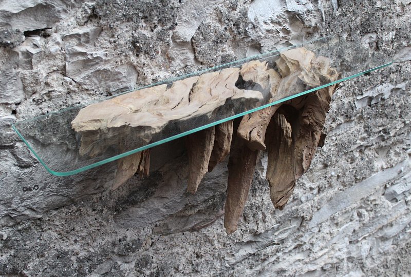 Wandregal mit Glasboden