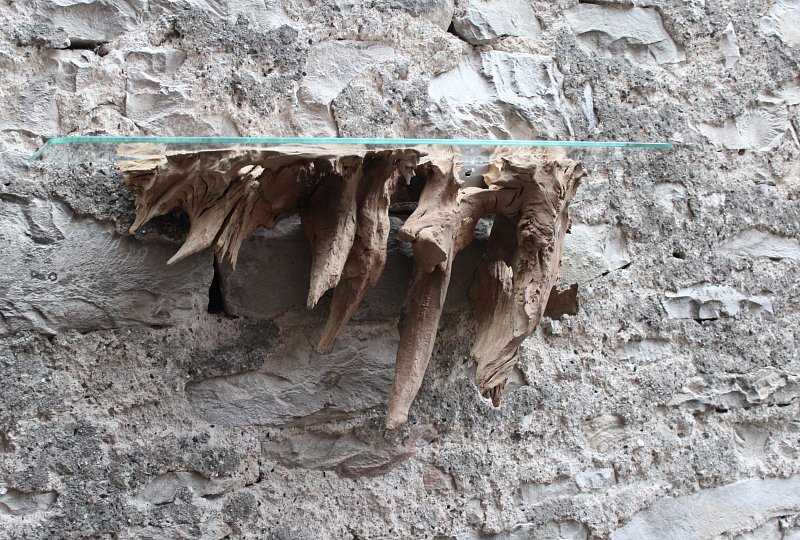 Wandregal mit Glasboden