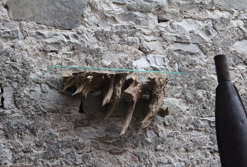 Wandregal mit Glasboden