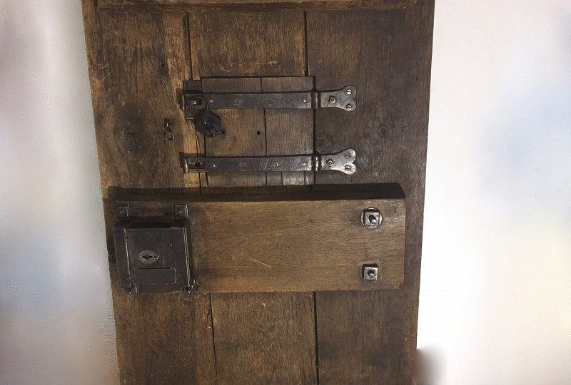 Escape-proof prison door